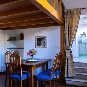 https://casa-antica-pizzofalcone.hotels-amalfi.com